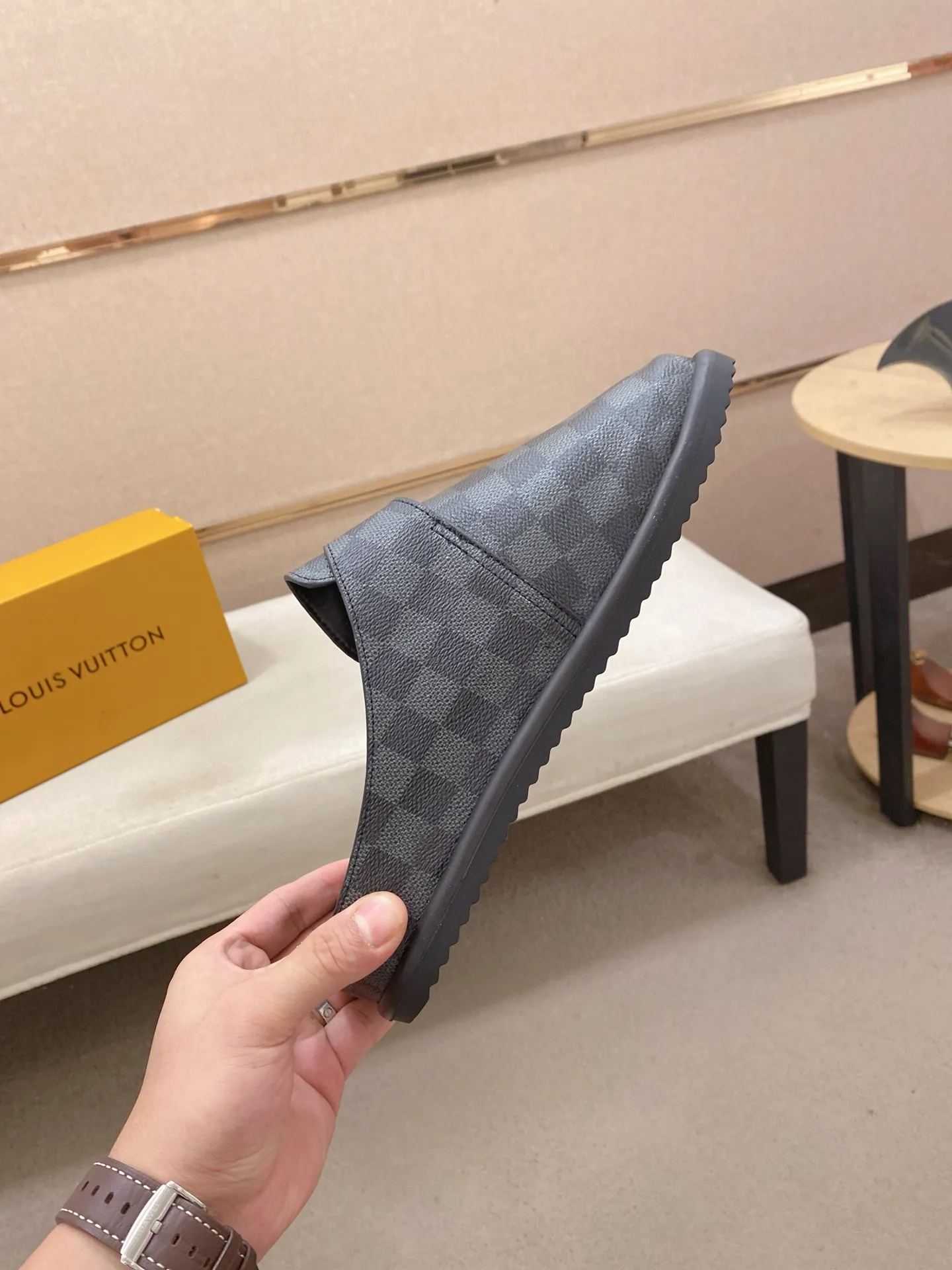 Men's shoes 💰: 360💰Made by LV🔍Top purchasing agents, men's spring and summer slippers are synchronized in the counters. The uppers are made of imported materials from Italy with logo graphics and high-quality craftsmanship. The soles: original soles specially provided by the original factory. The exclusive movable molded soles are super comfortable. Original goods follow the order, 🔍🔍high quality, you can enter and exit the counter at will. Welcome to compare, code number 38-44.